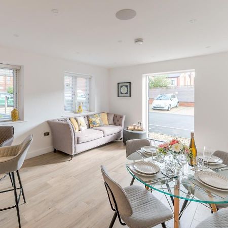 Pass The Keys Contemporary Apartment With Secure Parking Shrewsbury Exterior foto