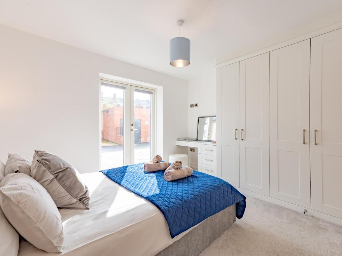 Pass The Keys Contemporary Apartment With Secure Parking Shrewsbury Exterior foto