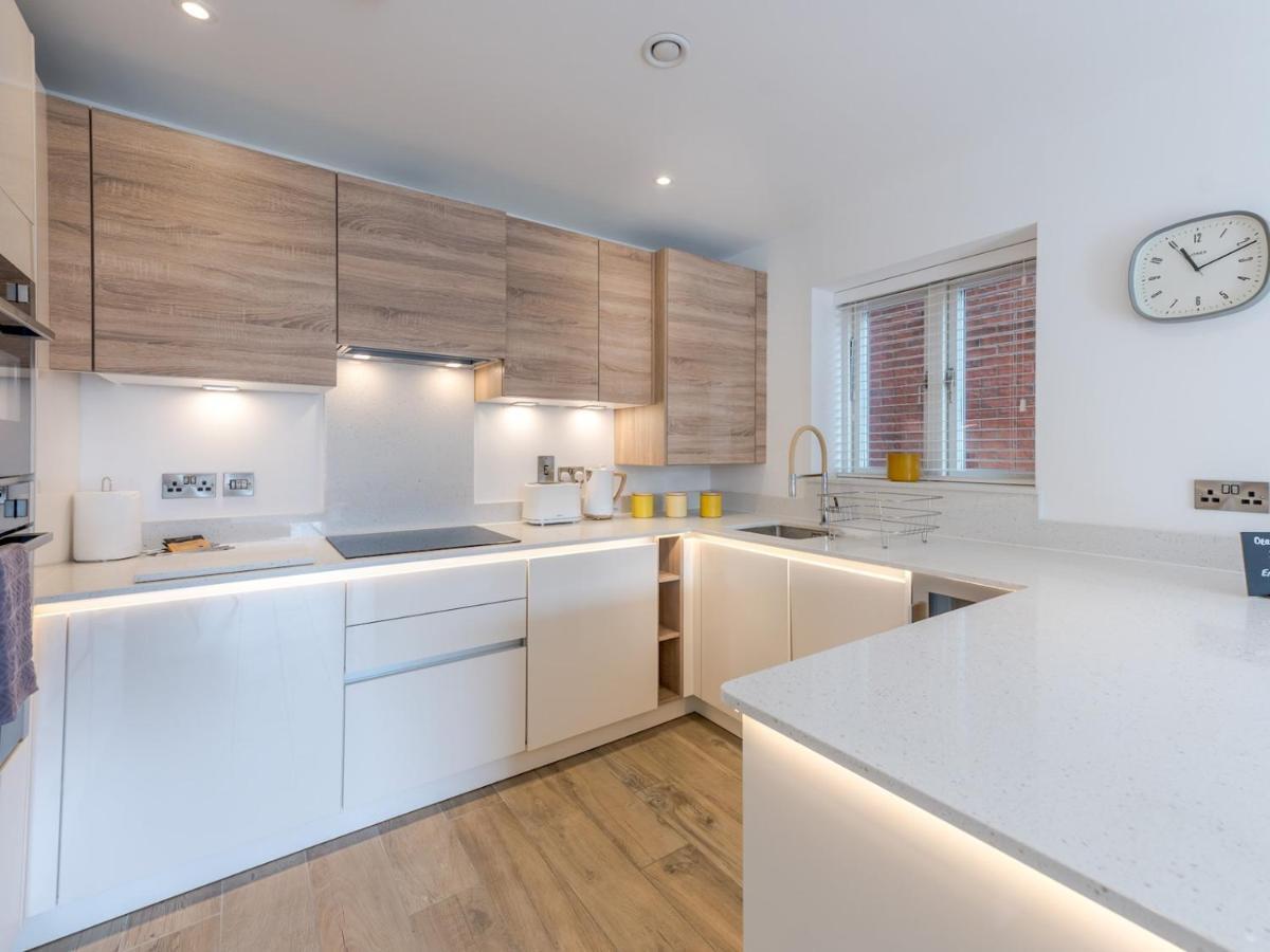 Pass The Keys Contemporary Apartment With Secure Parking Shrewsbury Exterior foto